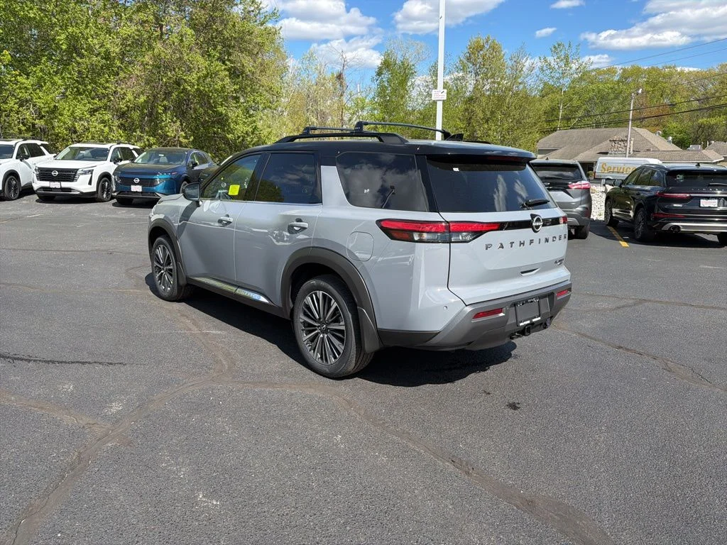New 2026 Boulder Gray Pearl / Super Black Two-tone Nissan Platinum image 3