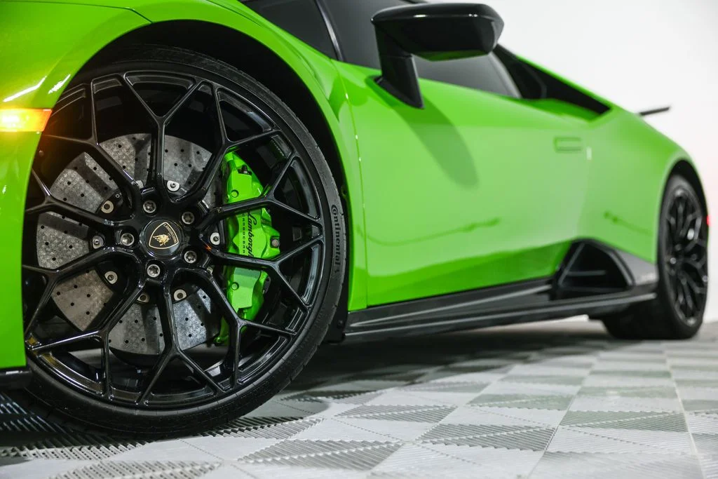 Used 2021 Green Lamborghini Base image 13