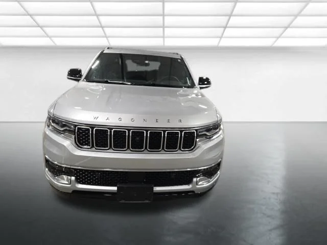 Used 2023 Silver Jeep Base image 9
