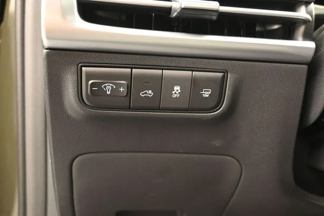 Used 2025 Green Hyundai Limited image 16