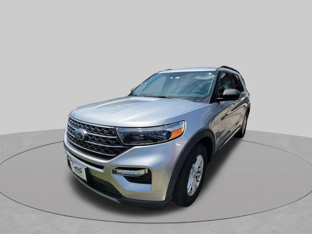 Used 2023 Silver Ford XLT image 2