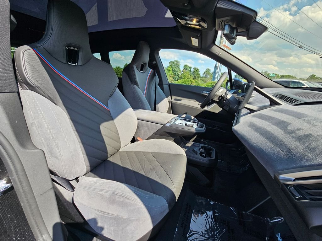 Used 2026 Black BMW xDrive60 image 18