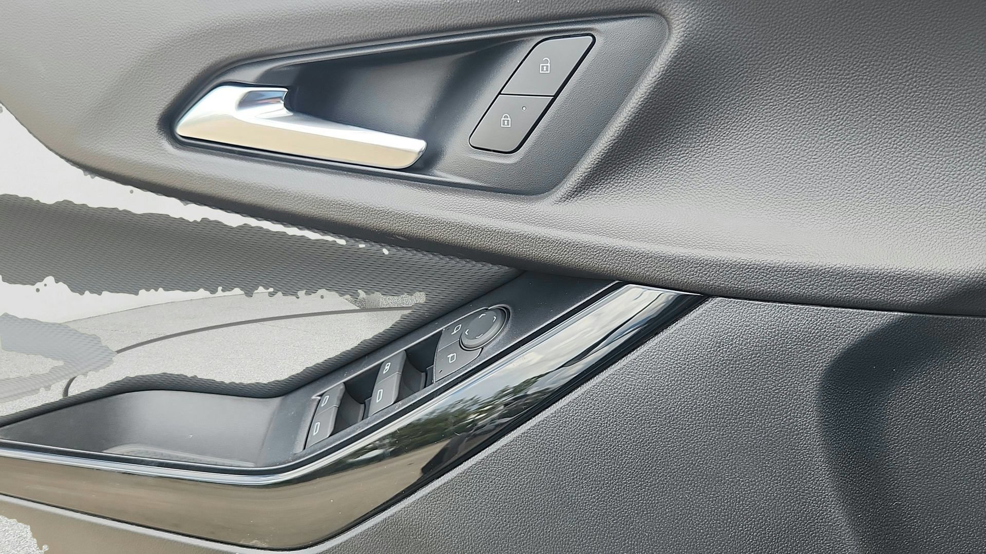 2027 Chevrolet Equinox LT - Photo 18