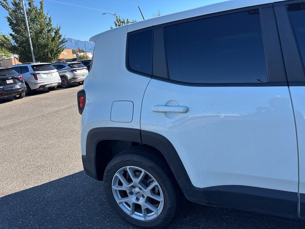 Used 2023 White Jeep Latitude image 10