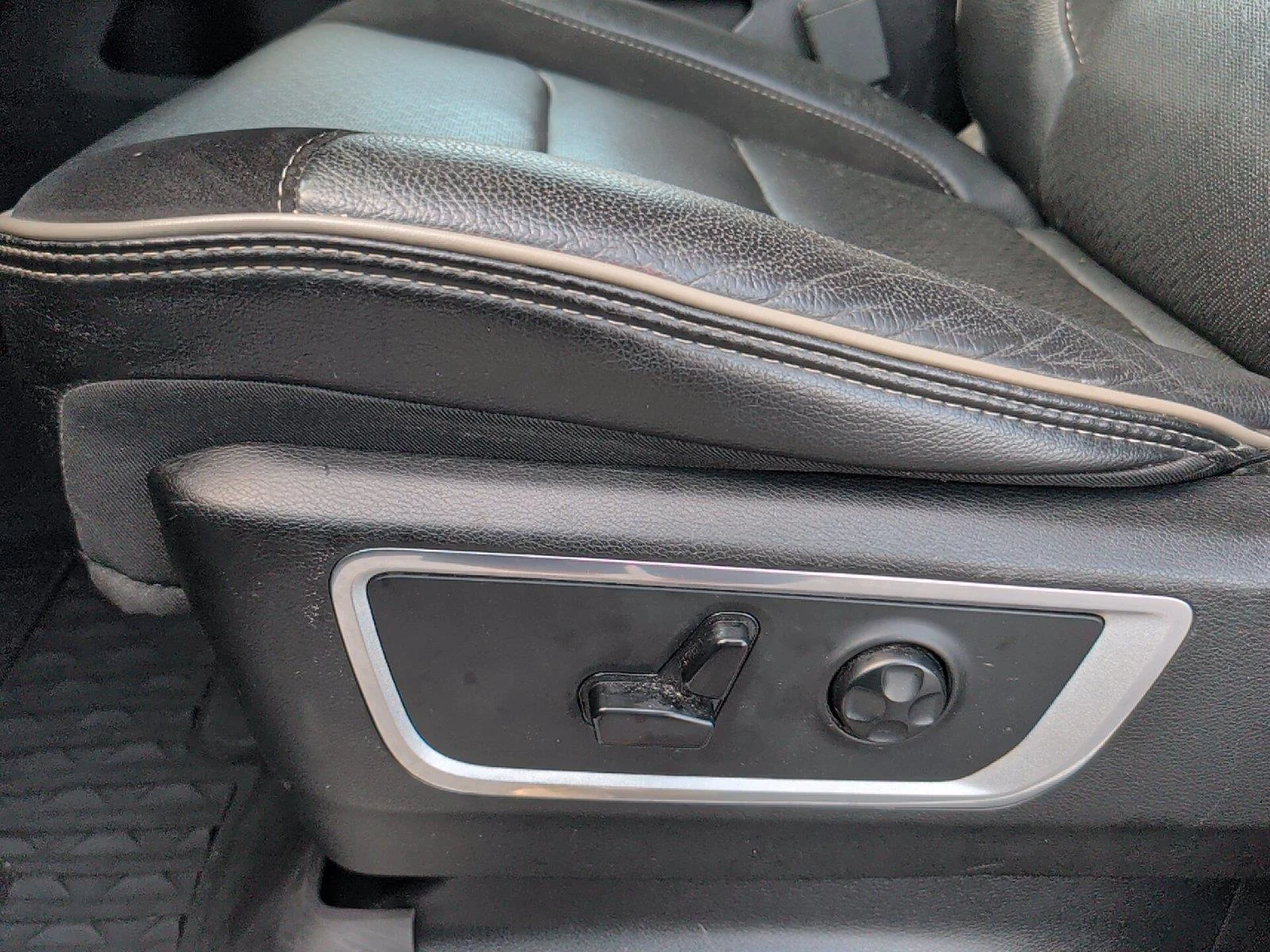 Used 2020 Bright White Clearcoat Ram Laramie image 12
