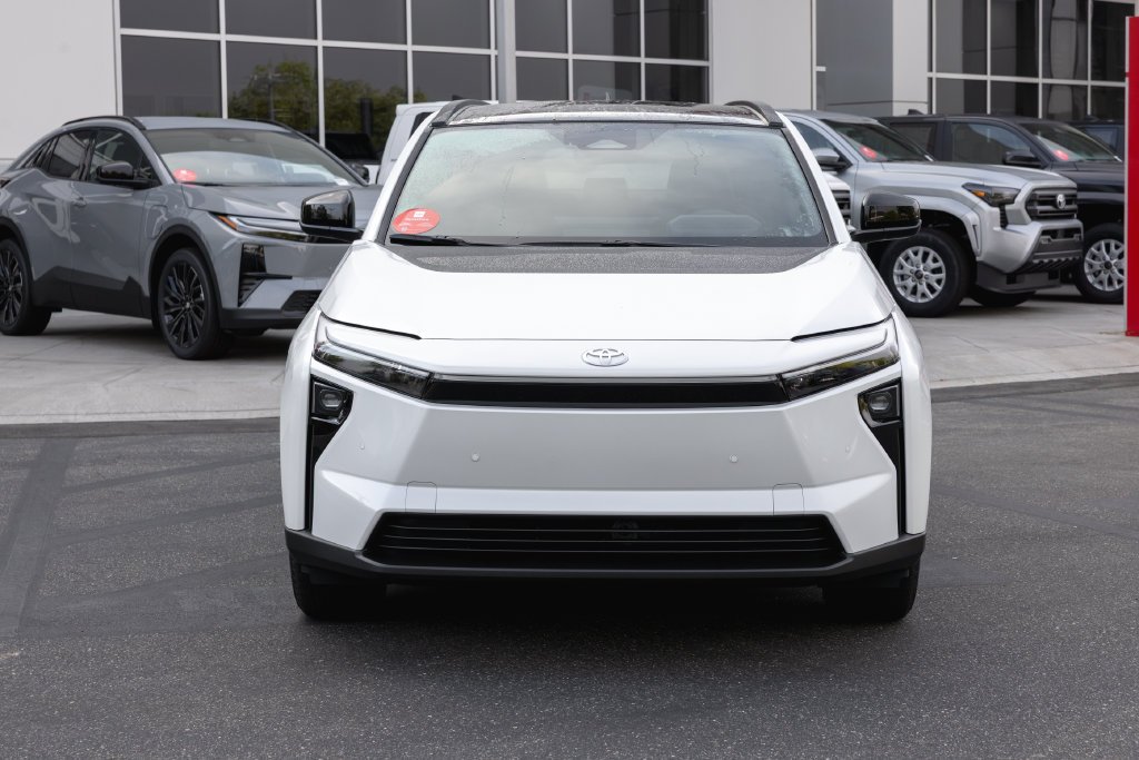 New 2026 Wind Chill Pearl <sup>1</sup> Toyota  XLE image 2