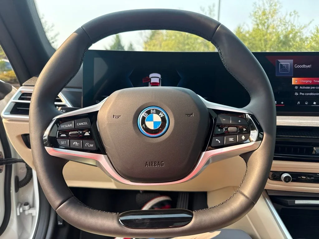 Used 2025 Alpine White BMW xDrive40 image 10