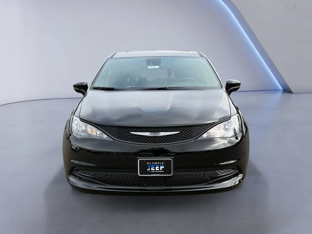 2025 Chrysler Voyager LX - Photo 9