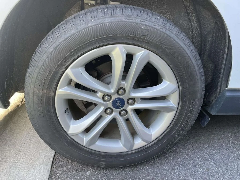 Used 2020 Oxford White Ford SEL image 5