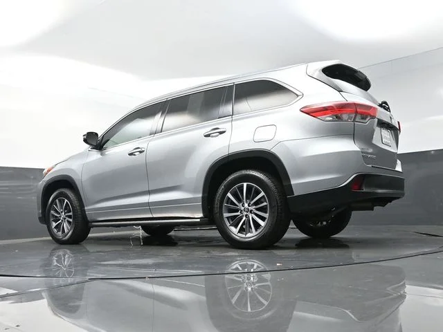 Used 2017 Silver Toyota XLE image 51