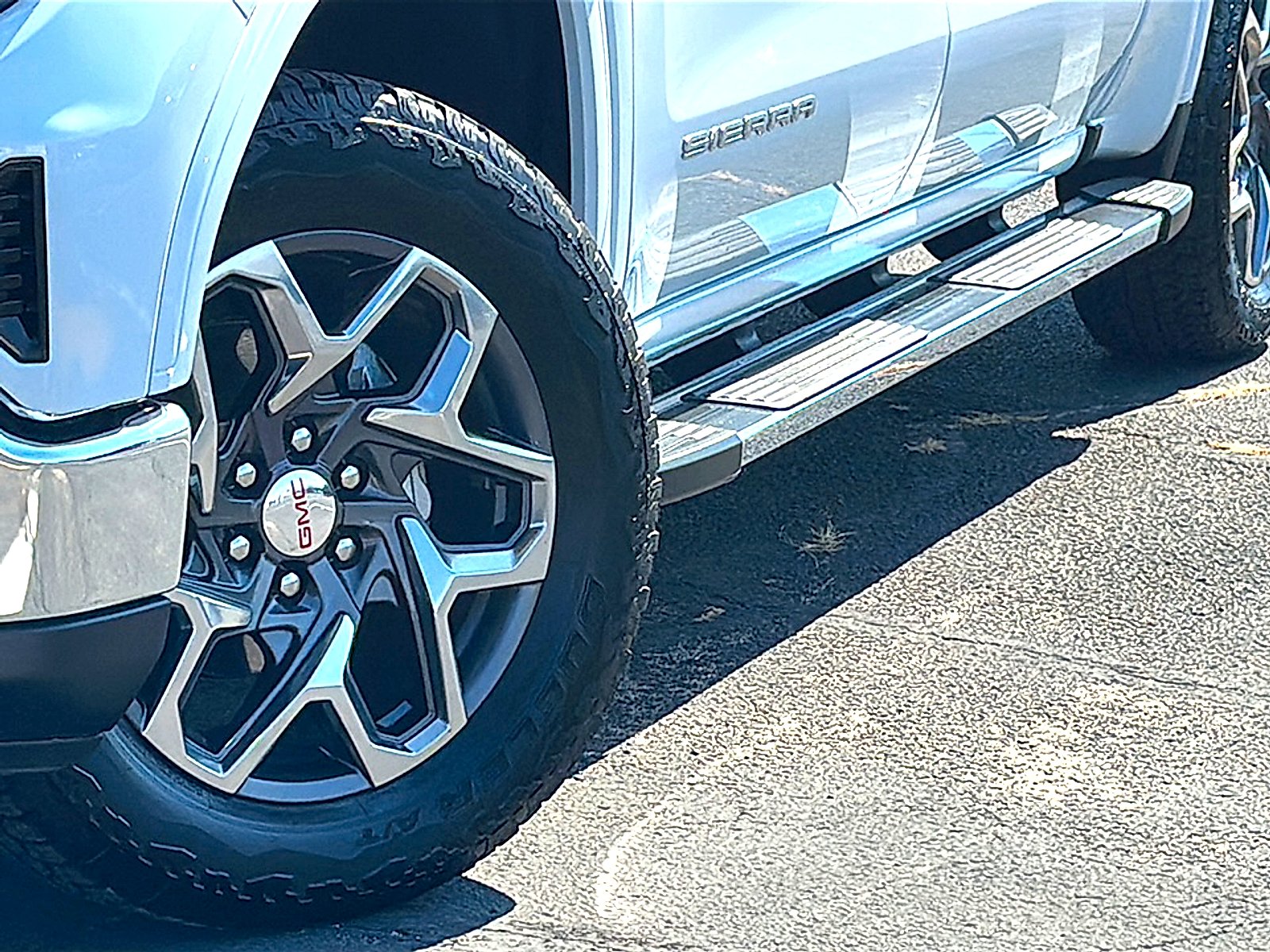 Used 2026 Glacier White Tricoat GMC SLT image 3