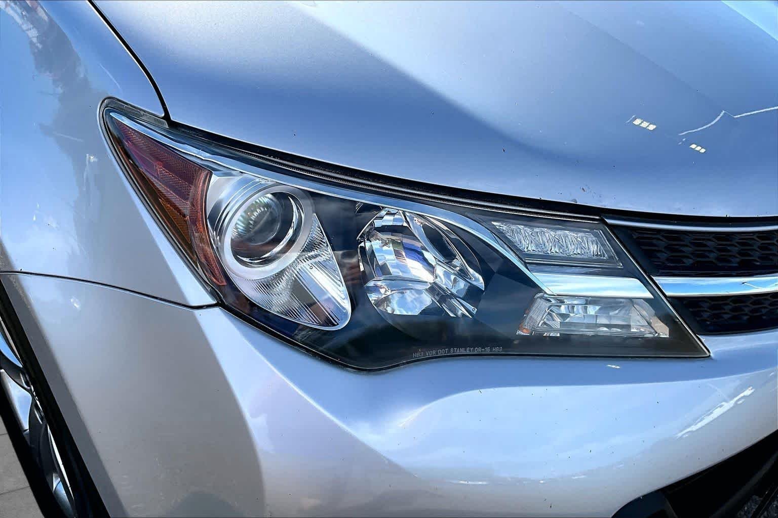 Used 2015 Classic Silver Metallic Toyota XLE image 27