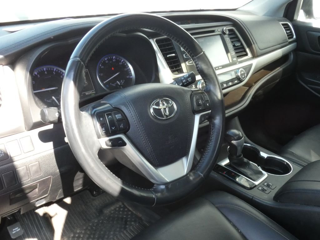 Used 2019 Gray Toyota XLE image 8