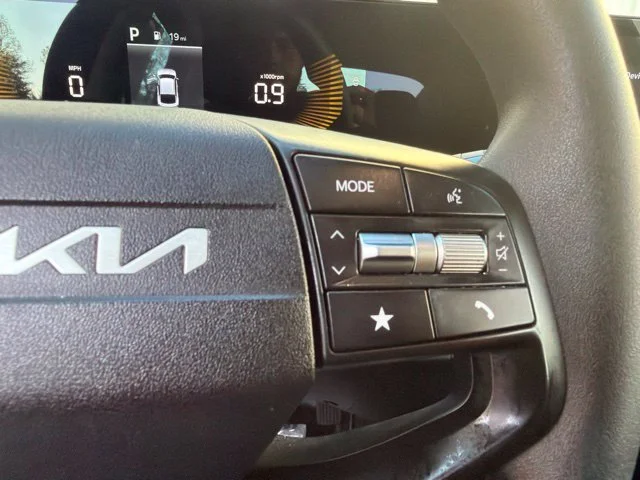 Used 2025 White Kia LXS image 30