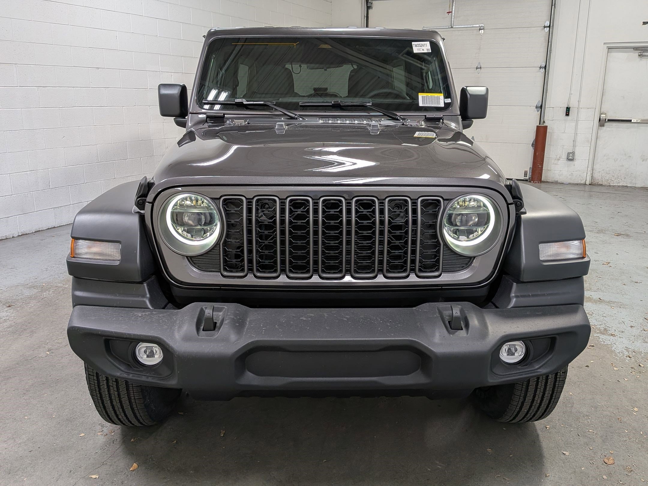 New 2026 Granite Crystal Metallic Clear-Coat Exterior Paint Jeep Sport S image 10