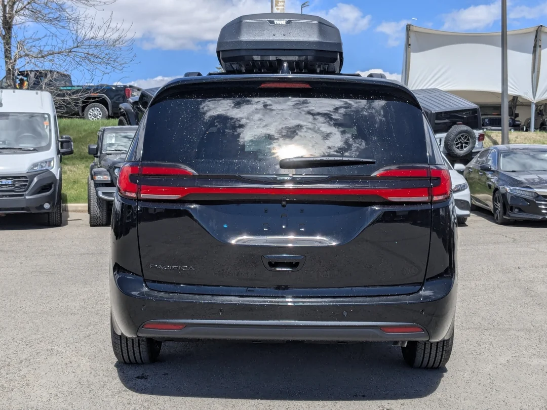 New 2026 Black Chrysler Select - - FWD - 360 Camera - FAV Edition - Power Liftgate - Remote Start & More! image 7