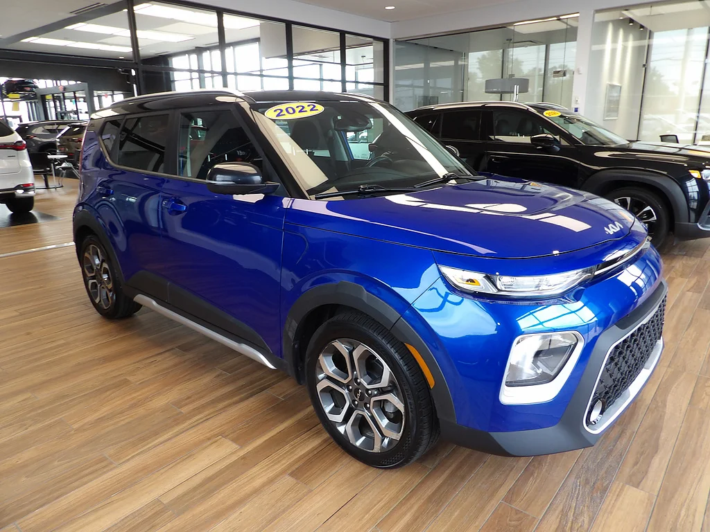 Used 2022 Neptune Blue/Cherry Black Kia X-Line image 3
