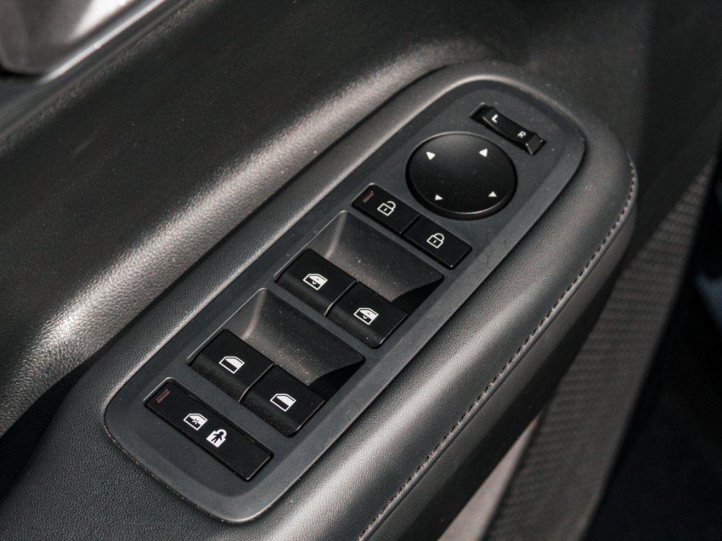 Used 2025 Phantom Black Hyundai SEL image 9