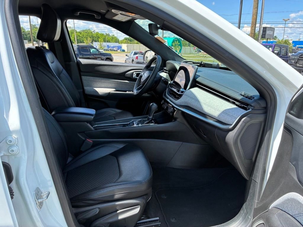 Used 2024 White Jeep Latitude image 38