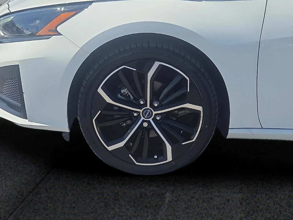 Used 2024  Nissan 2.5 SR image 19