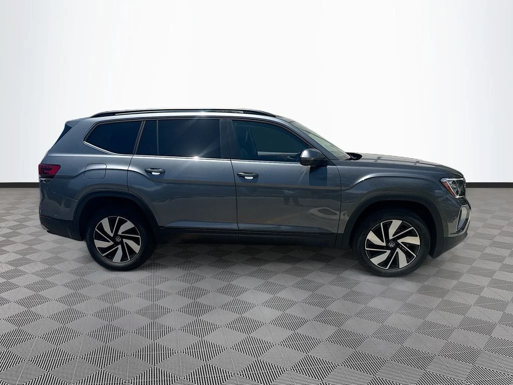 Used 2025  Volkswagen 2.0T SE w/Technology image 5