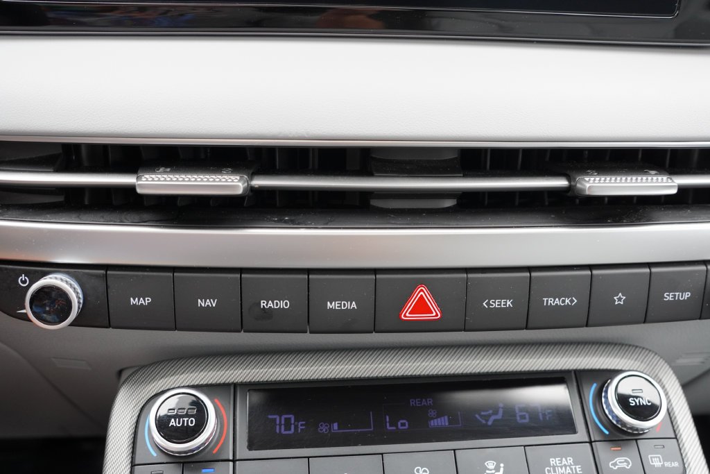 Used 2025 White Hyundai SEL Premium image 31