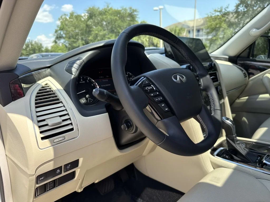 Used 2022 White INFINITI LUXE image 27