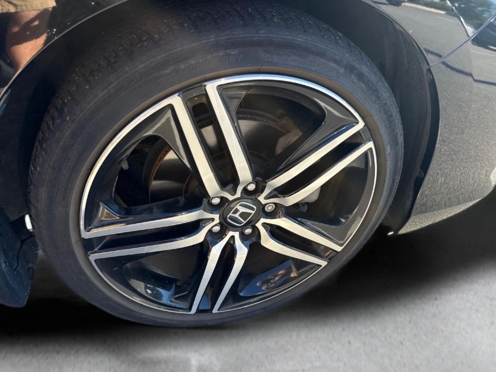 Used 2017 Crystal Black Pearl Honda Touring image 20