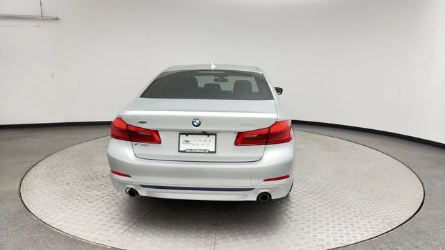 Used 2019 Silver BMW 530i xDrive image 3