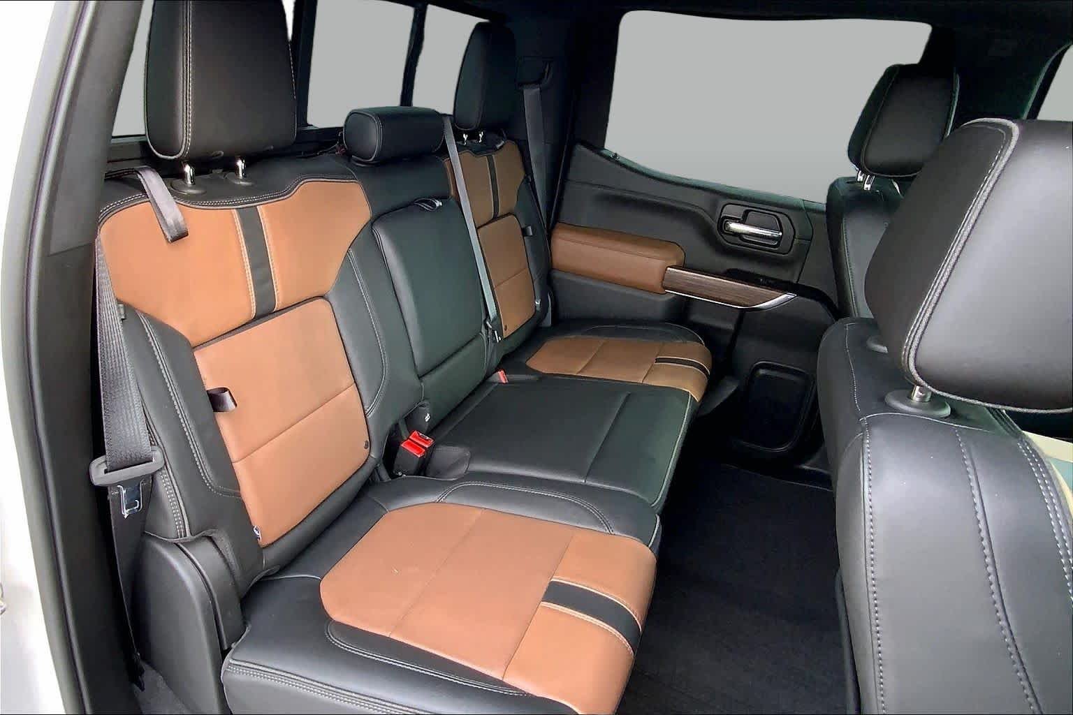 Used 2019 Iridescent Pearl Tricoat Chevrolet High Country image 17