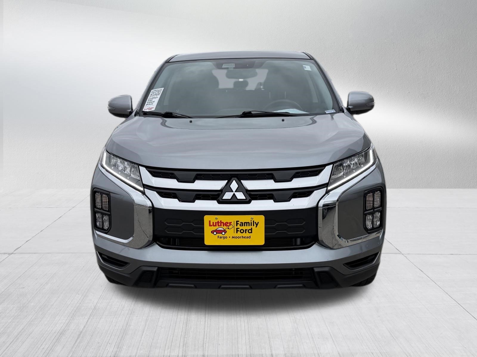 Used 2025 Mercury Gray Metallic Mitsubishi SE image 2