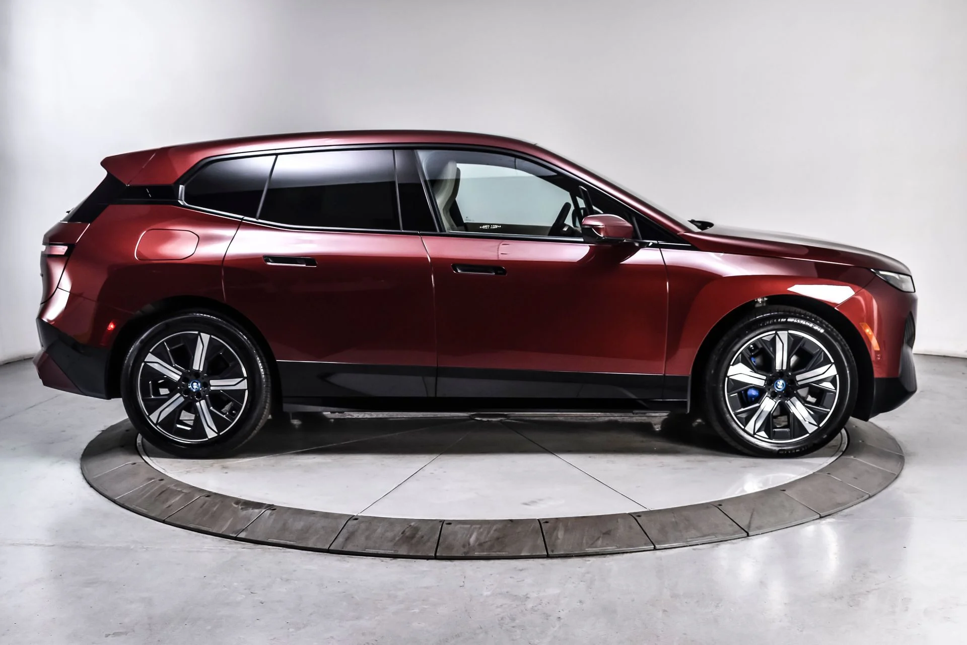 Used 2024 Red Metallic BMW xDrive50 image 7