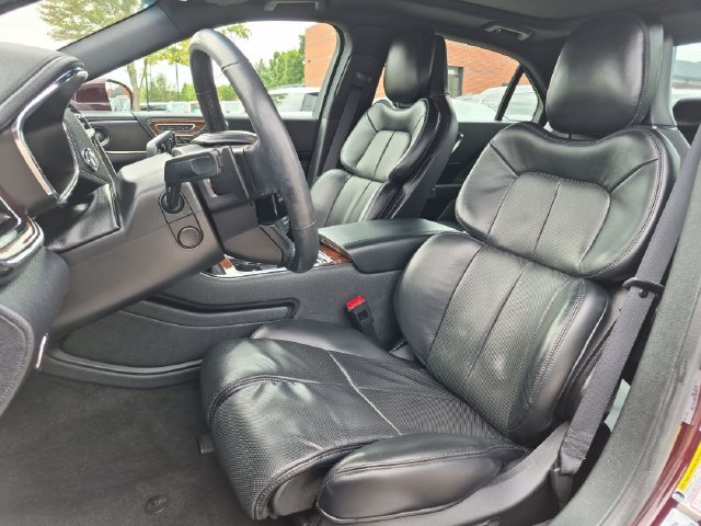 Used 2019 Red Lincoln Reserve image 11