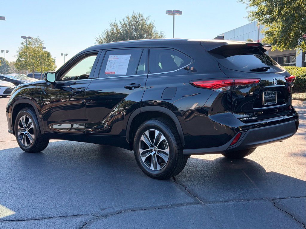 Used 2022 Black Toyota XLE image 9
