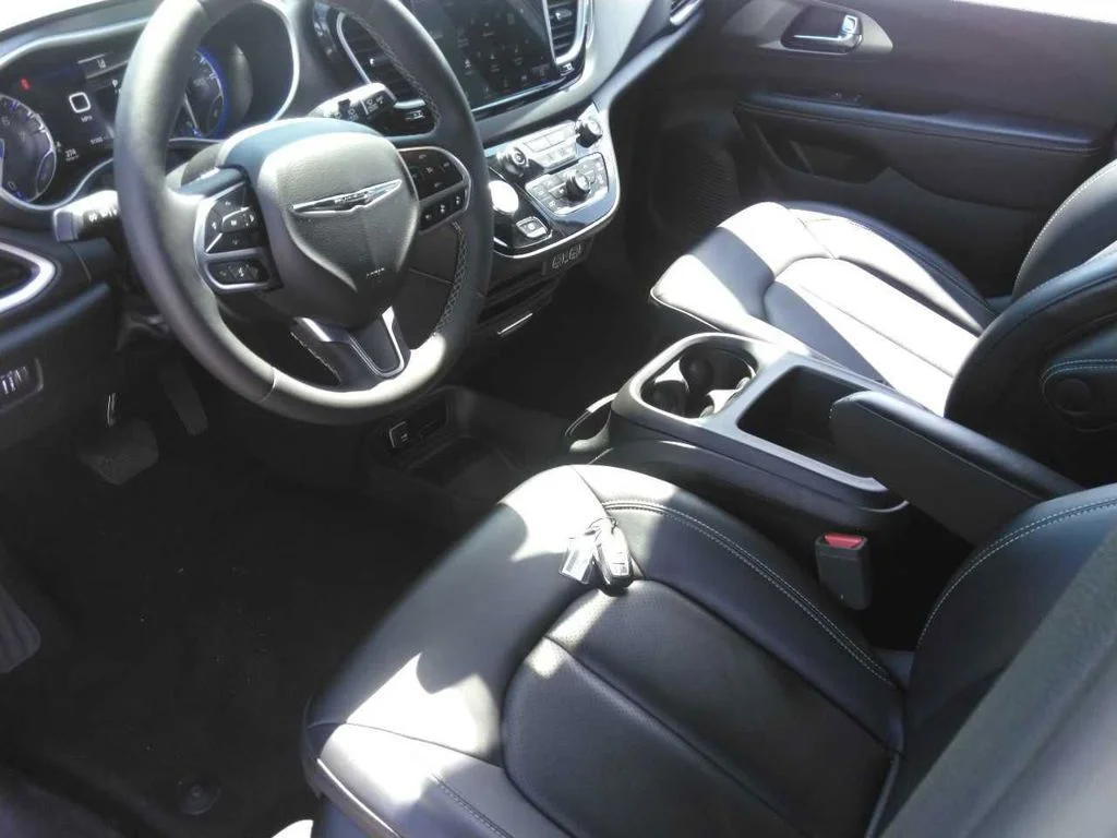 Certified Used 2025 Black Chrysler Select image 2