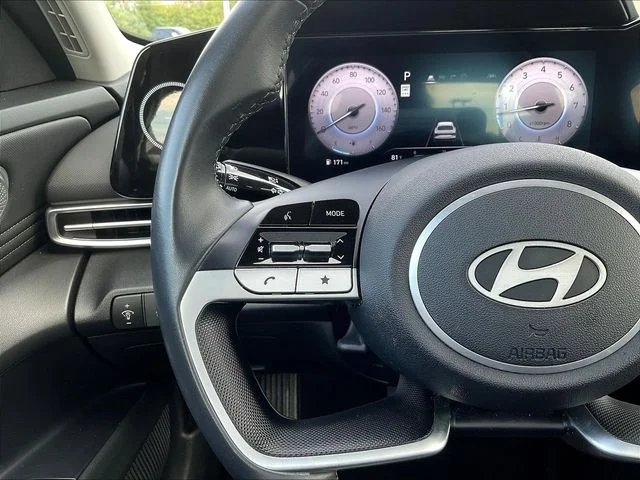 Used 2025 Red Hyundai SEL Convenience image 13