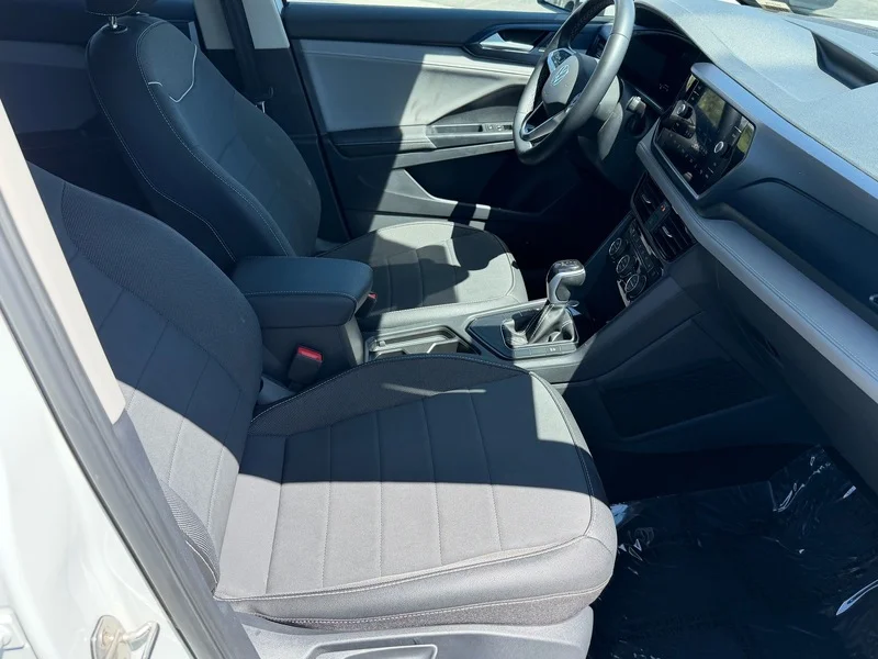 Used 2024 White Volkswagen SE image 19