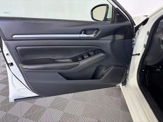 Used 2023 White Nissan 2.5 SV image 15