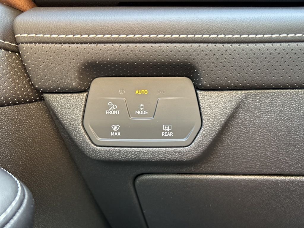New 2026 White/off-white Volkswagen SE w/Technology image 31