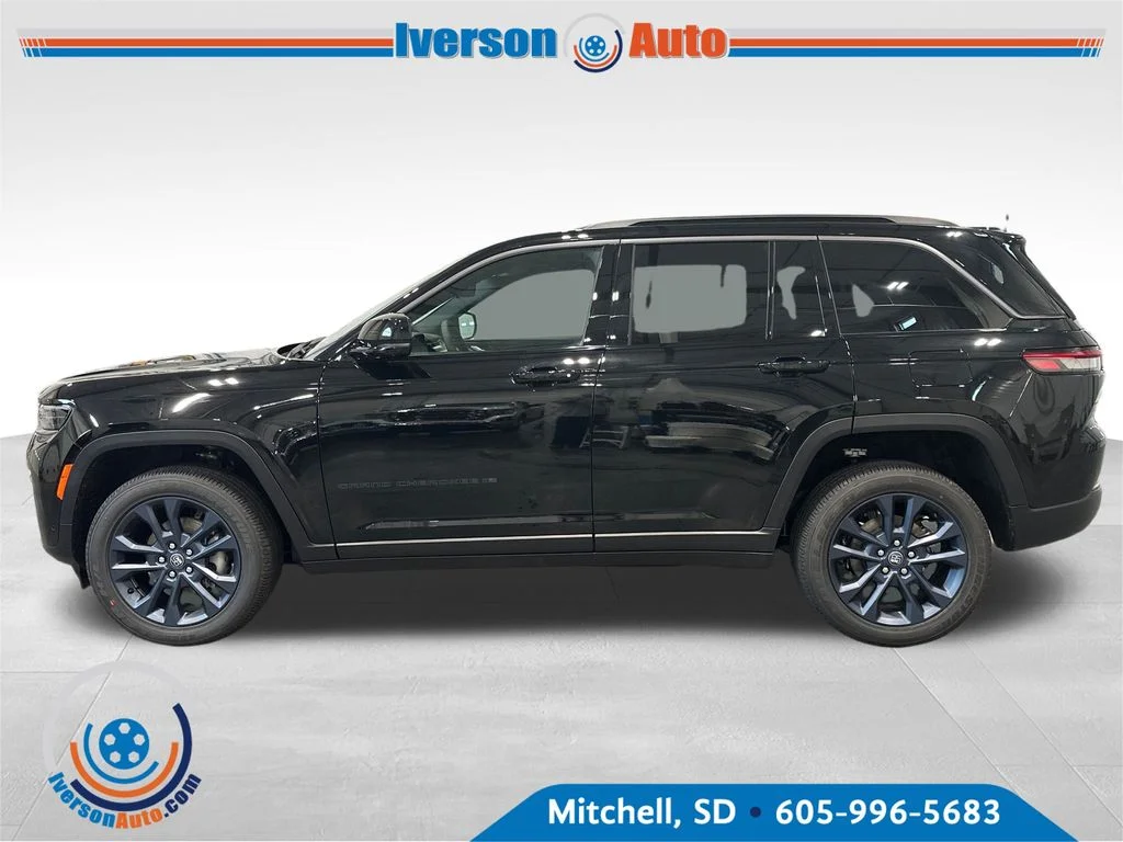 New 2026 Diamond Black Crystal Pearl-Coat Exterior Paint Jeep Limited image 4