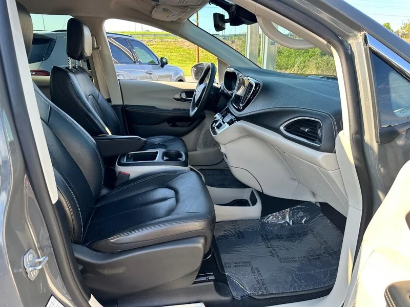 Used 2022 Ceramic Gray Clearcoat Chrysler Hybrid Touring L image 17