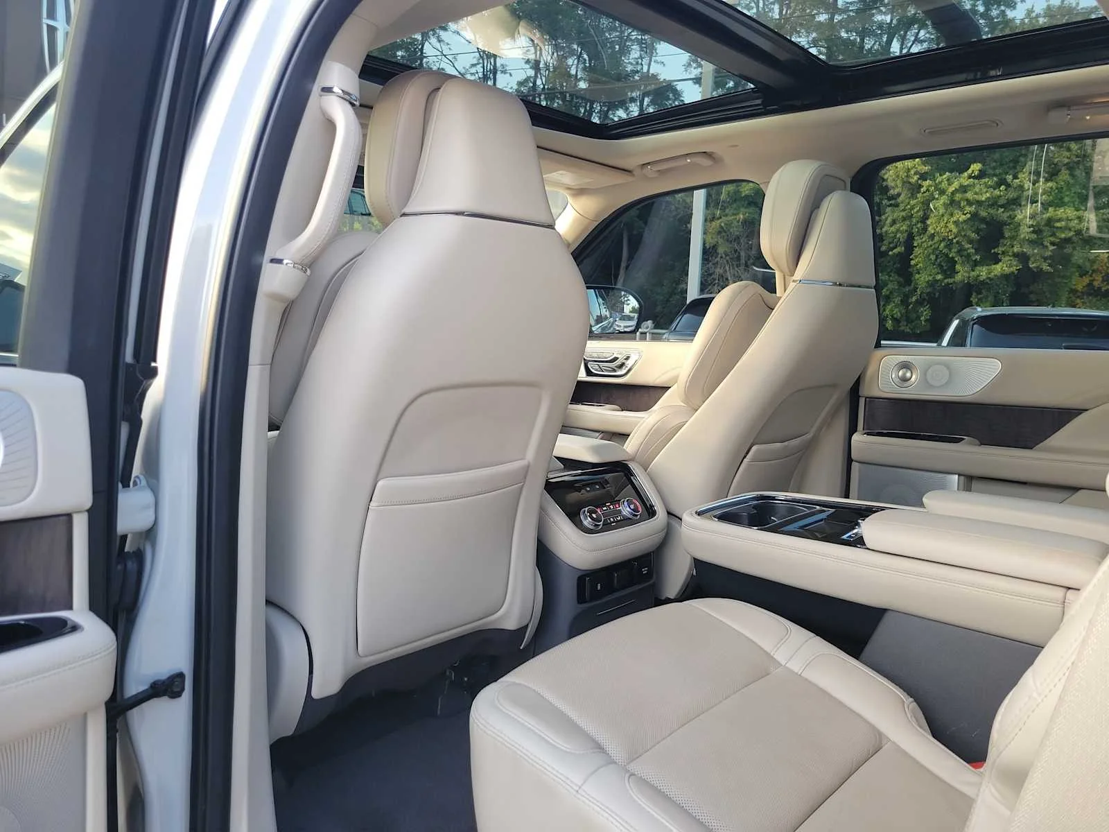Used 2020 White Lincoln Reserve image 13