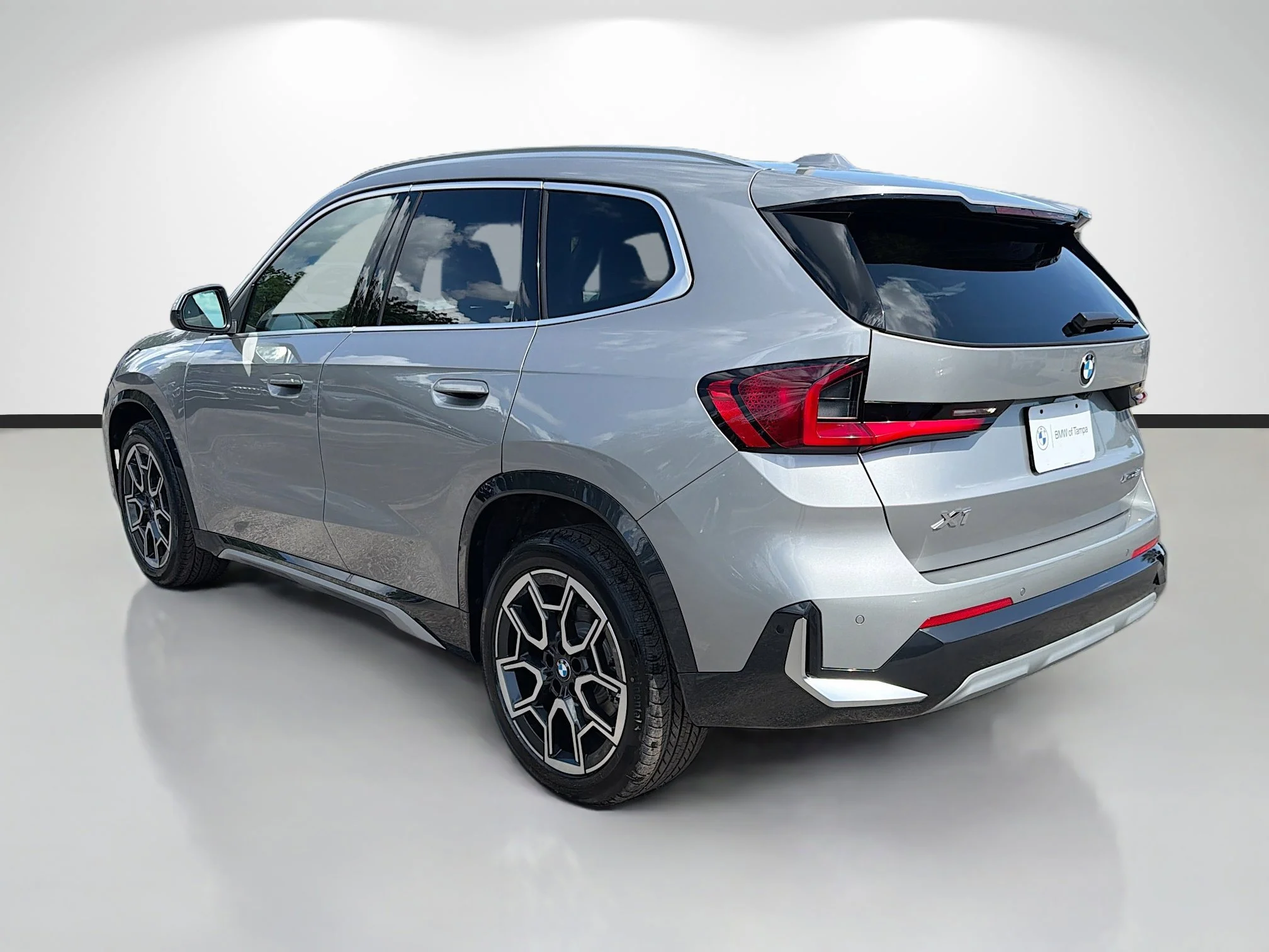 New 2026 Space Silver Metallic BMW xDrive28i image 5