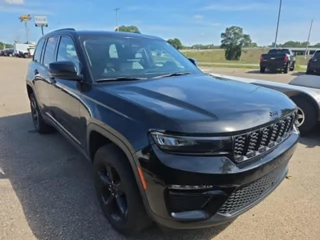 Used 2023 Diamond Black Crystal Pearlcoat Jeep Limited image 2