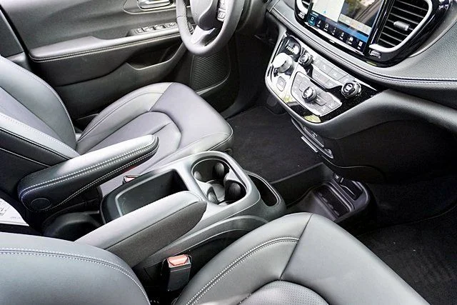 New 2026 Diamond Black Crystal Pearl-Coat Exterior Paint Chrysler Select image 11