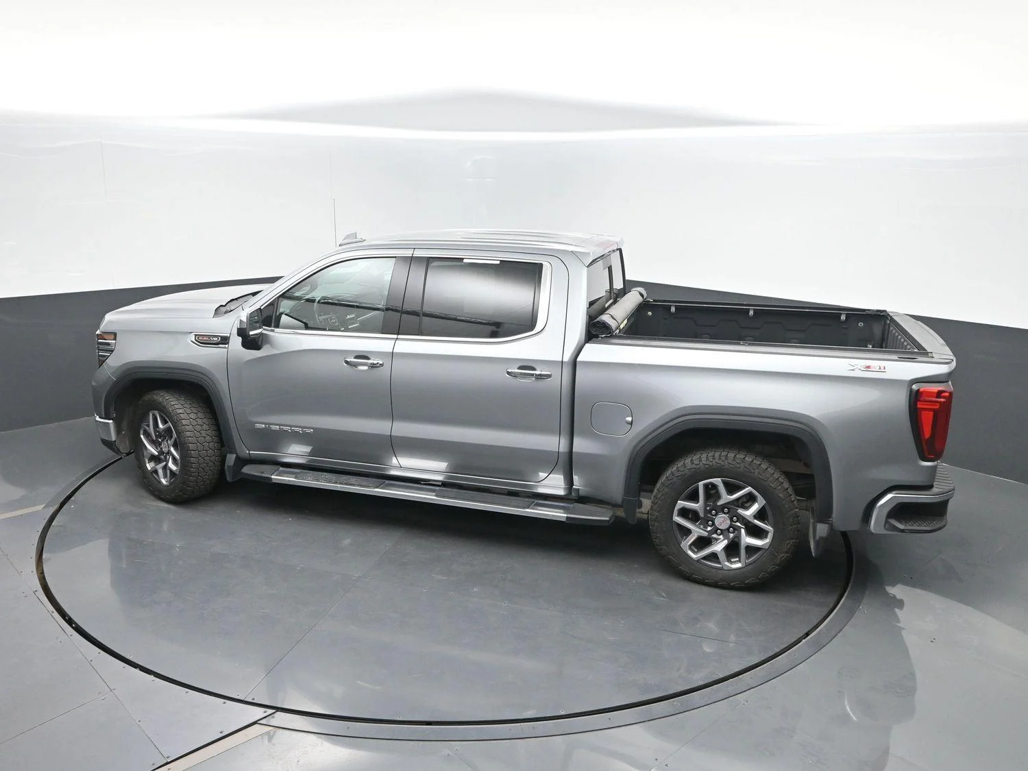 Used 2023 SILVER                    GMC  image 44