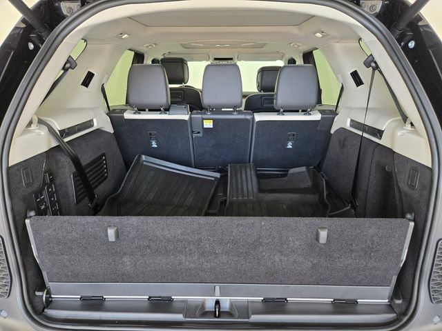 Used 2025 Black Land Rover Dynamic SE image 14