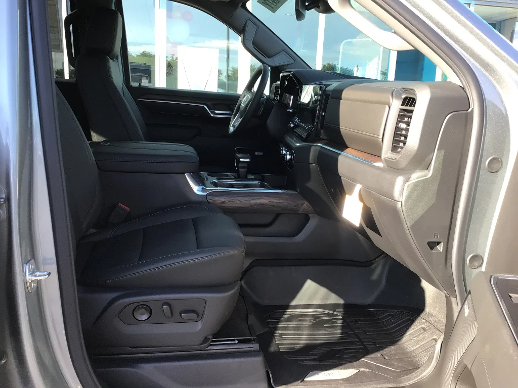 2026 GMC Sierra 1500 SLT - Photo 7
