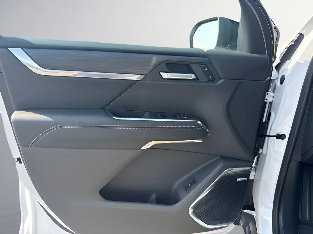 New 2027 Summit White GMC Elevation image 29