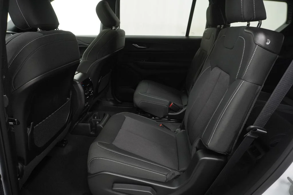 New 2026 Bright White Clear-Coat Exterior Paint Jeep Laredo image 17